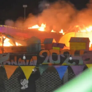 Motosierra quemada: en el cierre del Carnaval de Tandil, ardió el símbolo del ajuste de Javier Milei