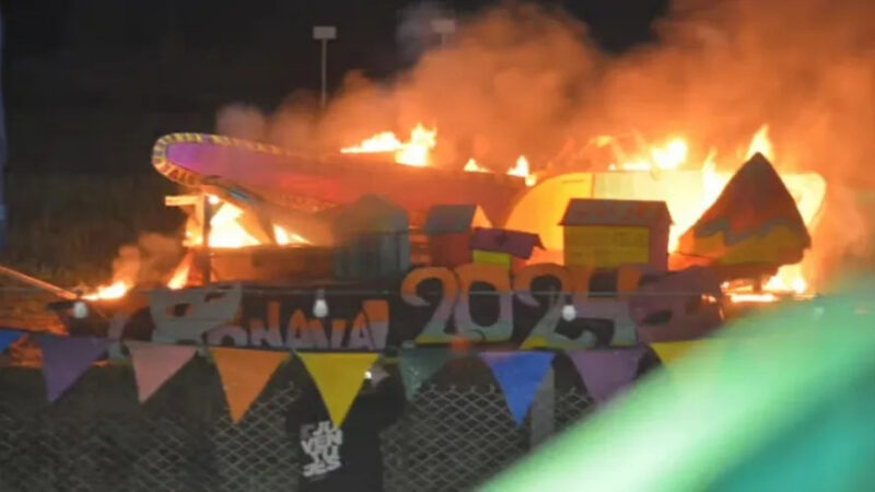Motosierra quemada: en el cierre del Carnaval de Tandil, ardió el símbolo del ajuste de Javier Milei