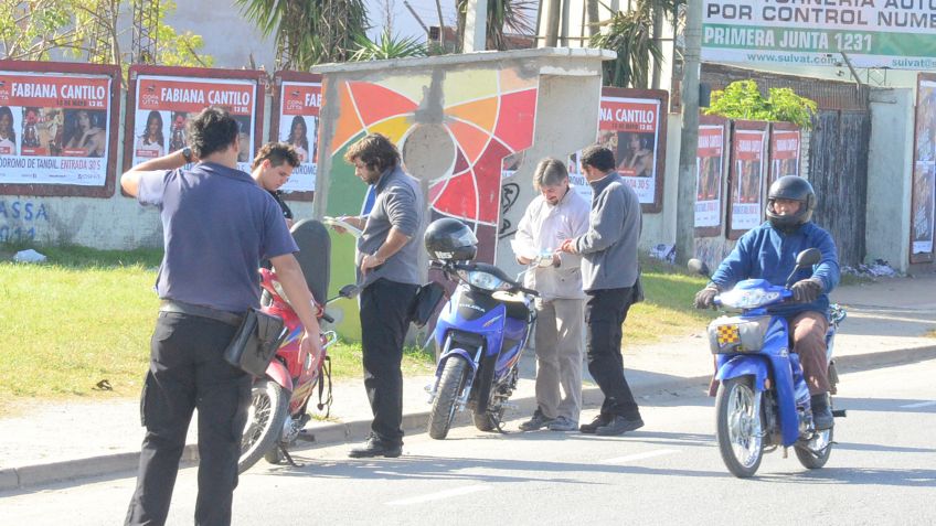 Agente de control vehicular quedó gravemente herido al ser embestido por un motociclista en un operativo en Estrada y De los Granaderos