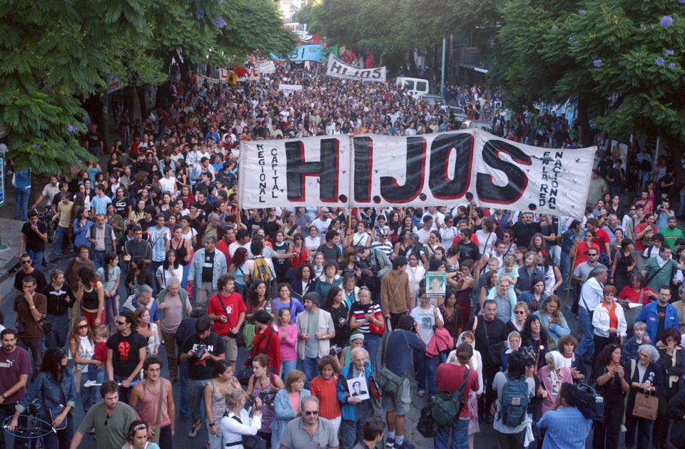 La agrupación HIJOS denunció que una militante fue golpeada y abusada sexualmente:  los autores del hecho “pintaron en la pared de su casa la leyenda VLLC”