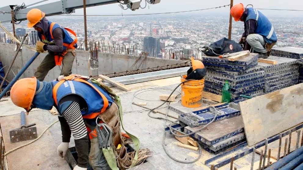 Crisis laboral: se multiplican los despidos y las suspensiones en el sector privado ante la brusca caída de la actividad económica