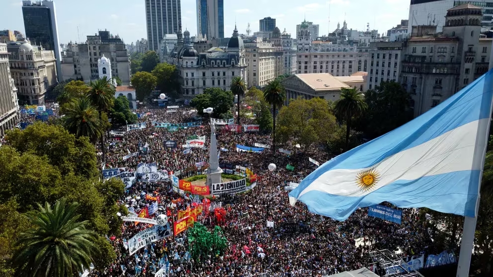 La Plaza de la Memoria: el pueblo argentino se congregó hacia Plaza de Mayo bajo la consigna “30.000 razones para defender la patria”