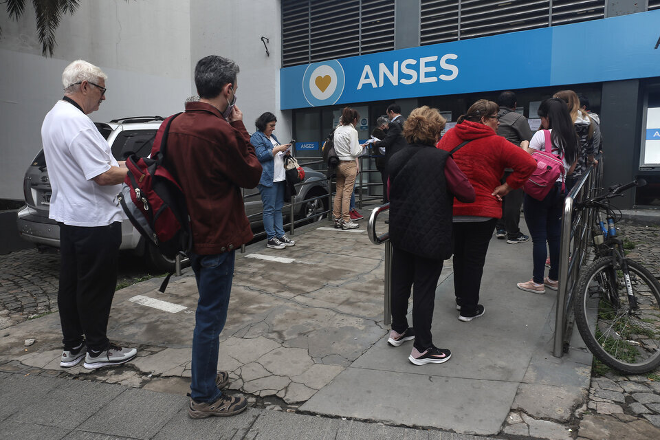 Desdoblan el pago de las jubilaciones y pensiones: la ANSES pagará en cuotas los haberes de abril