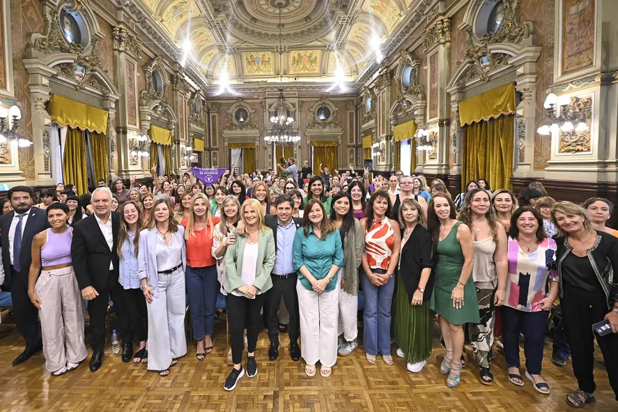 Axel Kicillof redobla la apuesta ante Milei y va tener su «Salón de las Mujeres» bonaerense