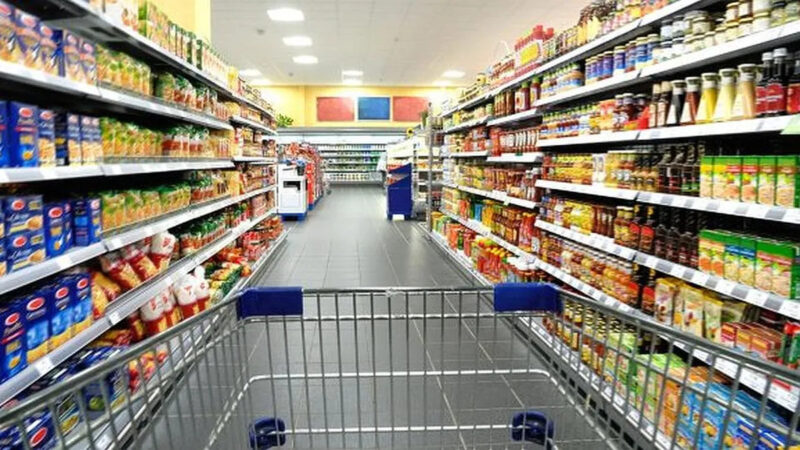 Las ventas en supermercados volvieron a caer: los tres indicadores de crisis que preocupan a las grandes cadenas