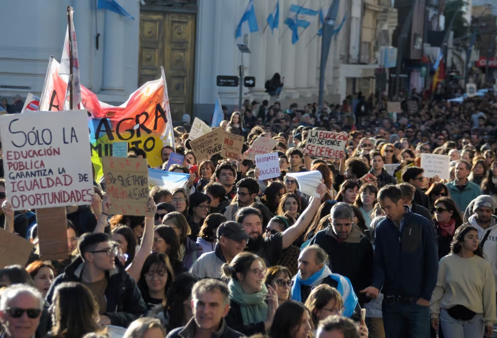 El pueblo tandilense salió masivamente a la calle en defensa de la UNICEN y se sumó a la ola donde dos millones de personas marcharon en varias ciudades del país